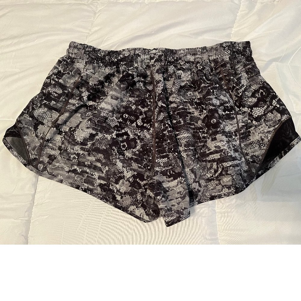 Lululemon Hotty Hot 2.5 Shorts Size 10